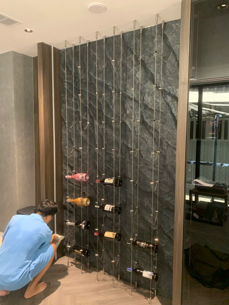Thi Công Kệ Rượu Treo Dây Cáp Tại Quận 1