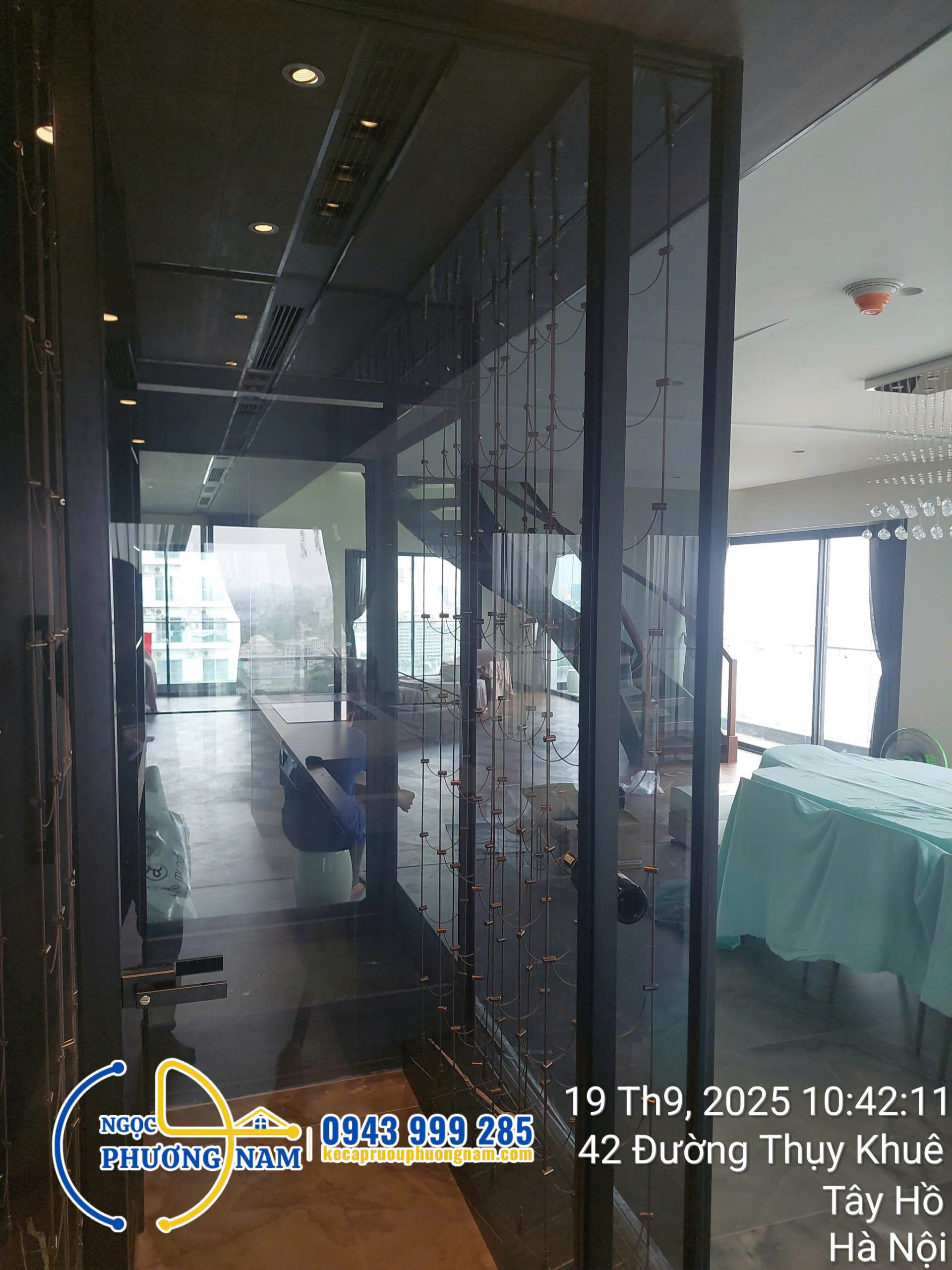 Tủ rượu đẹp hệ dây cáp treo thiết kế và lắp đặt trọn gói cho khách hàng tại Tây Hồ, Hà Nội