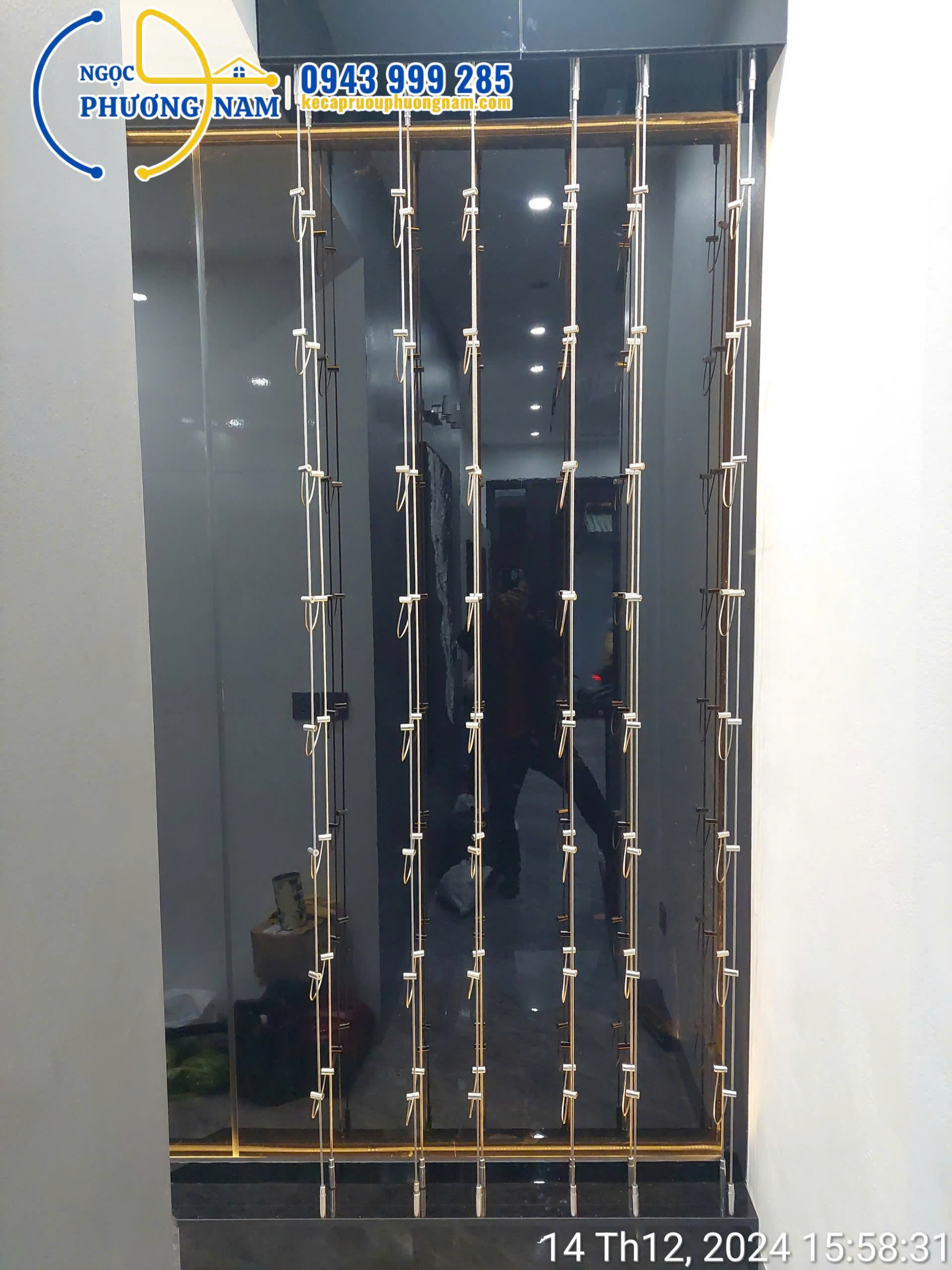 Tủ rượu đẹp hệ dây cáp treo thiết kế và lắp đặt trọn gói cho khách hàng 2024