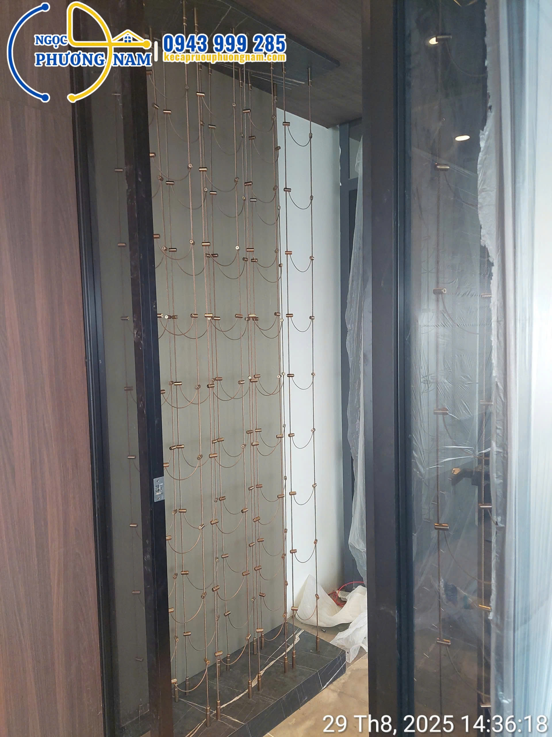 Tủ rượu đẹp hệ dây cáp treo thiết kế và lắp đặt trọn gói cho khách hàng 2025