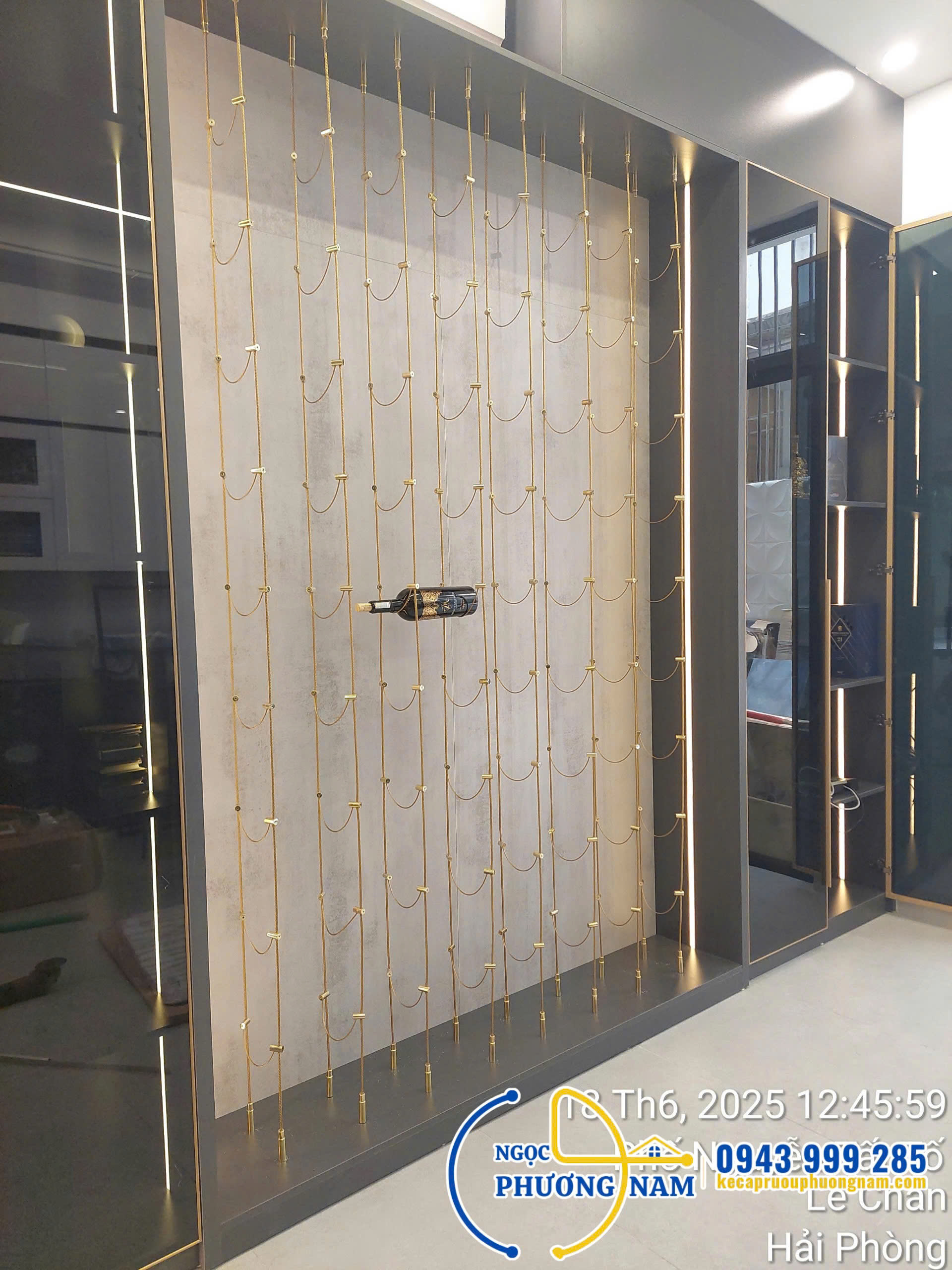 Tủ rượu đẹp hệ dây cáp treo thiết kế và lắp đặt trọn gói cho khách hàng tại Lê Chân, Hải Phòng