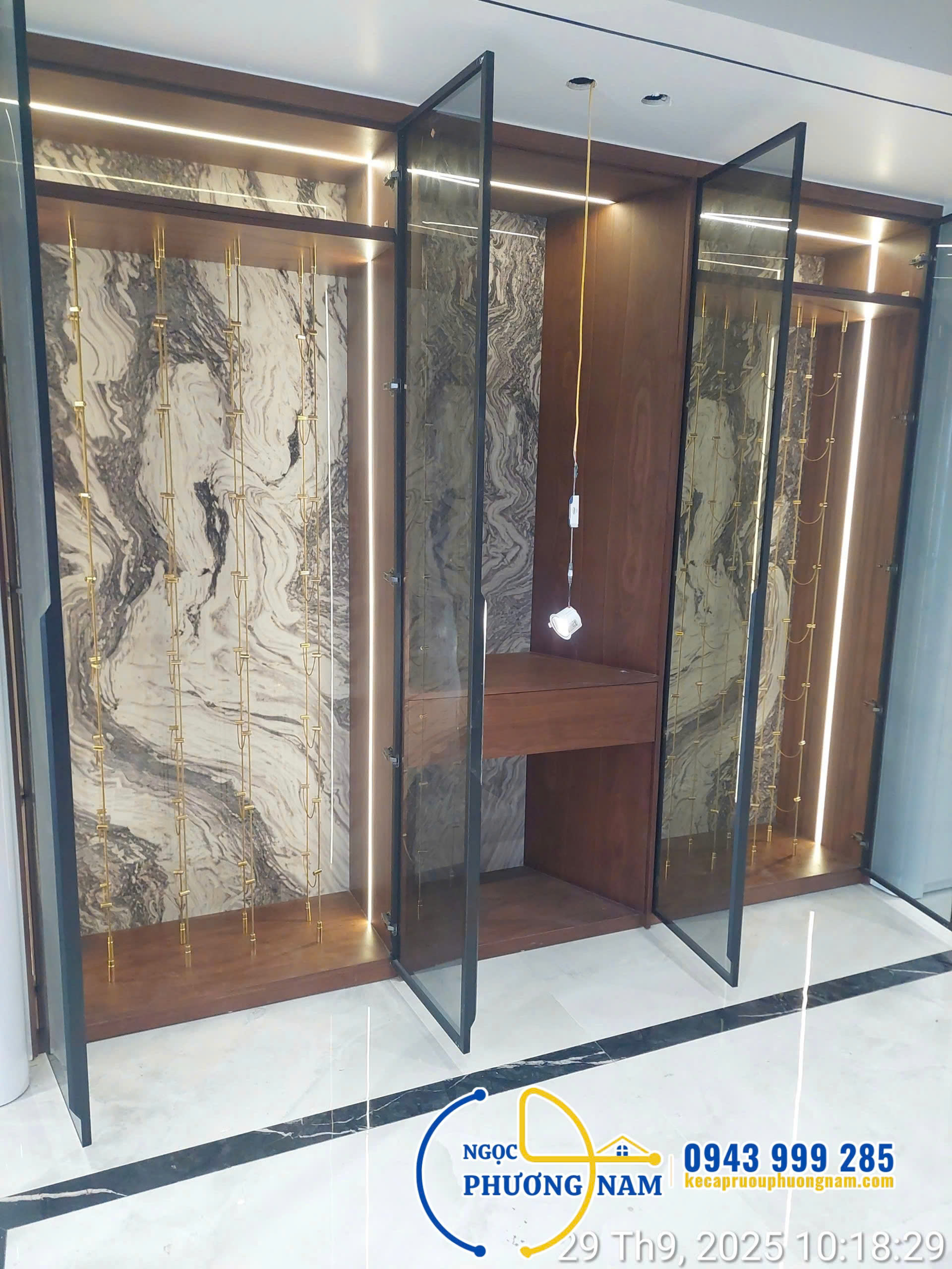 Tủ rượu đẹp hệ dây cáp treo thiết kế và lắp đặt trọn gói cho khách hàng 2025
